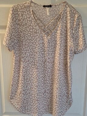 Women's Light Pink Leopard Print V-Neck Top with Lattice Detail